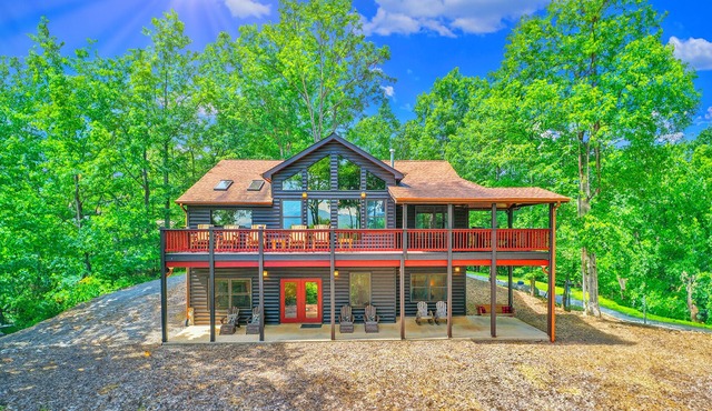 Spacious 4 BR Cabin w/Stunning Mountain Views! Pet Friendly! Hot Tub!