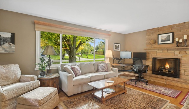 Spacious 4 BR Getaway in the Heart of Geneva. Walk to Downtown and the Fox!