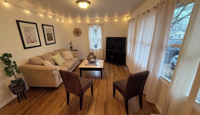 Spacious 4 BR Home-1/2 block CEFCU Arena, Illinois State University