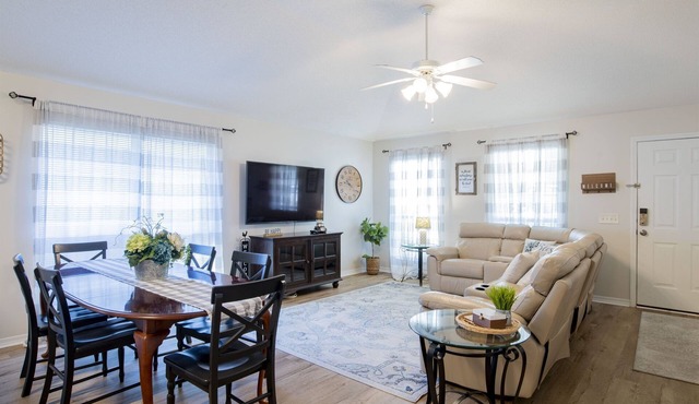 Spacious 4 BR Home near shopping, dining & beaches