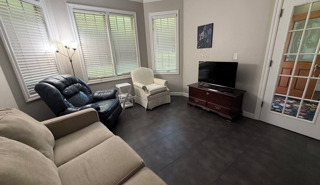 Spacious 4-BR House, Quiet, Perfect for Groups!