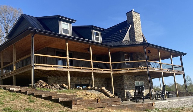 Spacious 4-BR house w/wraparound porch, fire pit area and hot tub -Sleeps 18-20