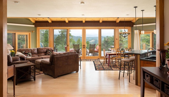 Spacious 4 BR mountain home with pool table, hot tub, and incredible views