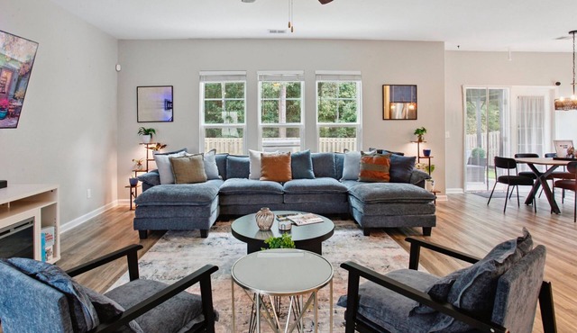 Spacious 4-BR Pooler Retreat — Minutes to Downtown Savannah & Tybee