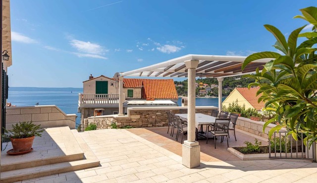 Spacious 4-BR Villa for 8+2 near the beach, with private pool