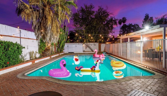 Spacious 4-BR West Hills, LA home w/pool, spa, arcades, games on quiet street