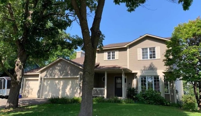 Spacious 4 BR with King Suite, 3 BA, 3 stall Garage, Game Rm, Prime Location