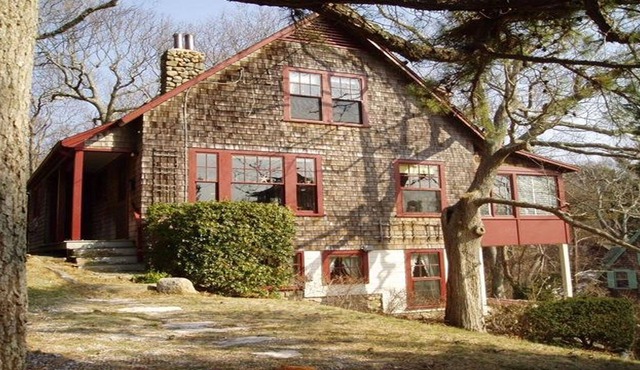 Spacious 4 br Woods Hole home / access to private beach
