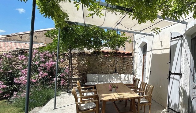 Spacious 4-Bedroom Private Townhouse, Garden & Views -20 Min to Beaches & Rivers