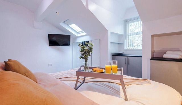 Spacious 4 Bed Sleeps 10 in MCR