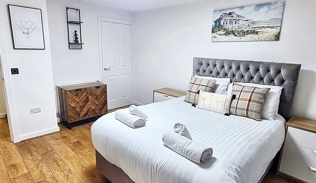 Spacious 4-Bed Home, Free Driveway Parking, 7 Minutes to Manchester City Centre