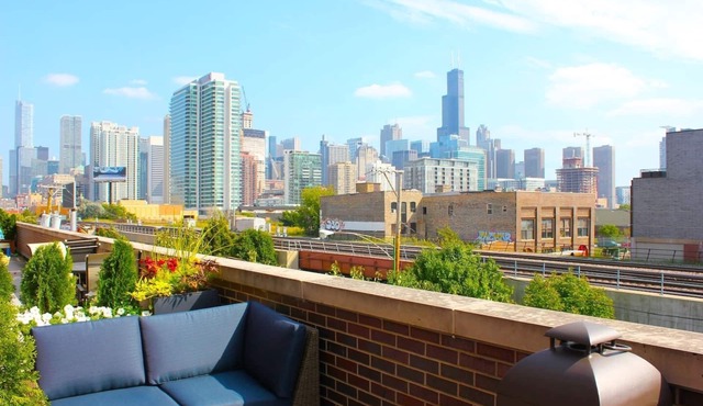 Spacious 4-Level/4-Bedroom Townhouse in West Loop