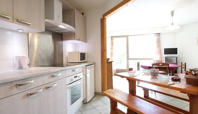 Spacious 4-Room Apt for 6, Near Ski Lifts & Shops, La Salle-les-Alpes