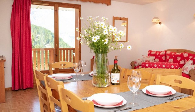 Spacious 4-room apartment, sleeps 8 with parking in Puy-Saint-Vincent