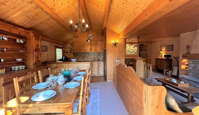 Spacious 4-Room Apartment for 6-8 in Méribel, Ski-In/Ski-Out, Fireplace, Pool, Near Shops