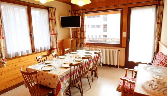 Spacious 4-Room Apt for 8, Near Pistes & Center, Linens Included in Winter
