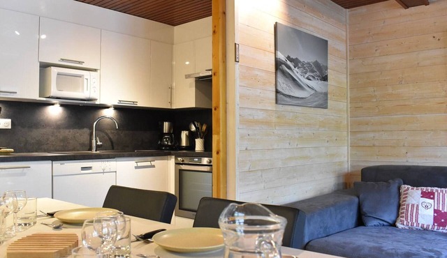 Spacious 4-Room Cabin Apartment for 8 with Balcony, Near Ski Pistes and Shops in Méribel