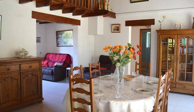 Spacious 4-Room Villa, Garden, Near Beach - Sleeps 7