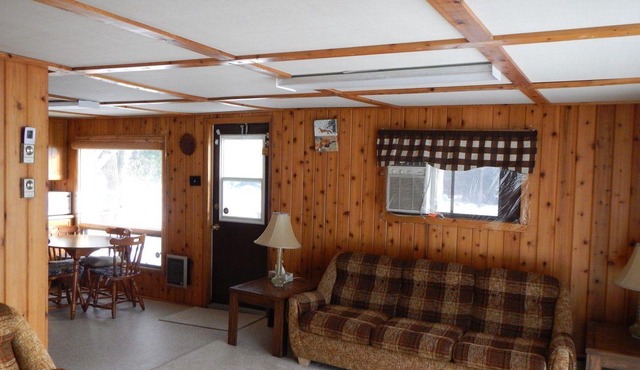 Spacious 4 season Lake Front Cabin Rental - 1 hour north of Winnipeg