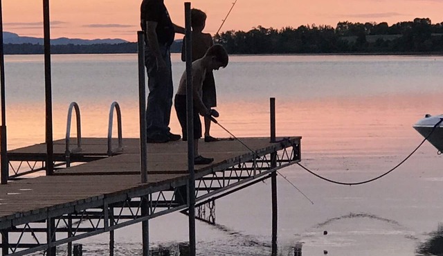 Spacious 4-season Lake Champlain charming contemporary house