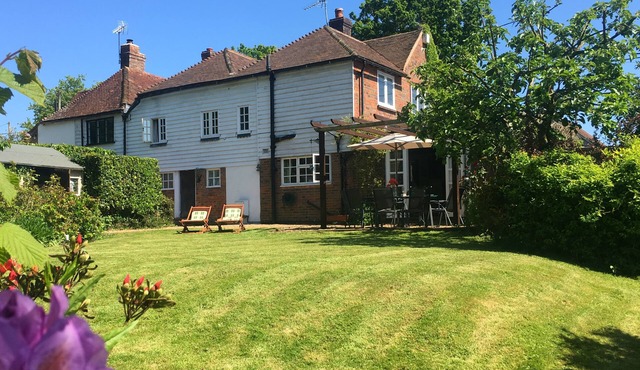 Spacious 4 Star Period Cottage, log fire, large garden, countryside, near Rye