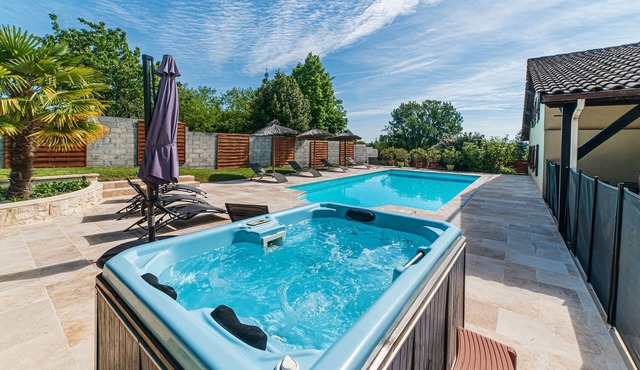 Spacious 410m² 3-star cottage: private heated pool, spa, canoes and paddl