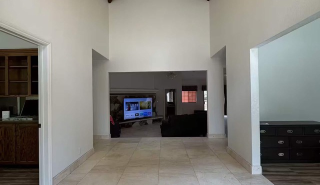 Spacious 4300 sq ft Bay Escape – On Golf Course & Near to Beach and Trials