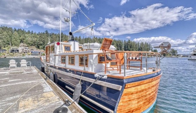 Spacious 46' Yacht: Luxury, kayaks, walk to townnn