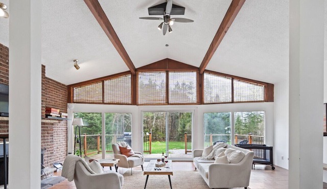 Spacious 4BR Cottage w DOME! Hot Tub, Sauna, Wifi!