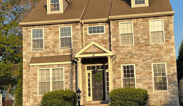 Spacious 4B centrally located bet. Villanova & Newtown Sq -5 miles to Aronimink!