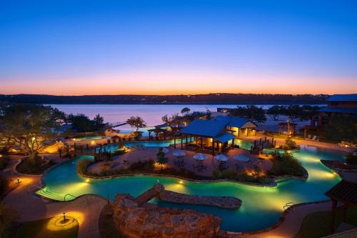 Spacious 4BR Villa with Lake View, Infinity Pool, Jacuzzi & Pickleball