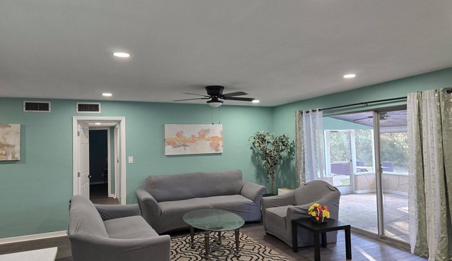 Spacious 4bd 3ba house near universal with Game room & lake view