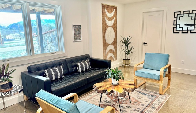 Spacious 4BD 3BA Mountain Retreat with Deck Views.
