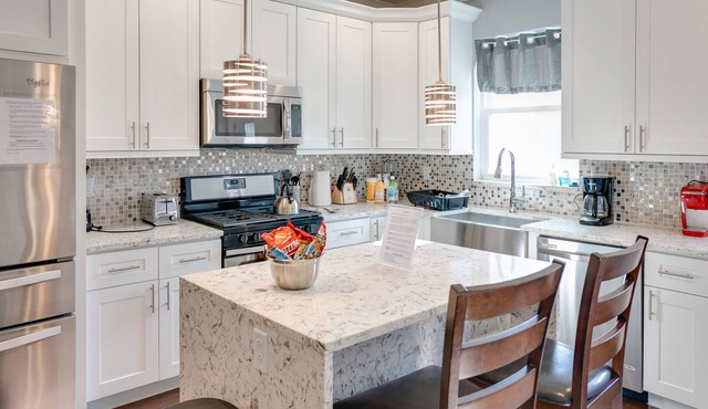 Spacious 4BD/3Bath, HUGE Rooftop deck and patio. Amazing Views!