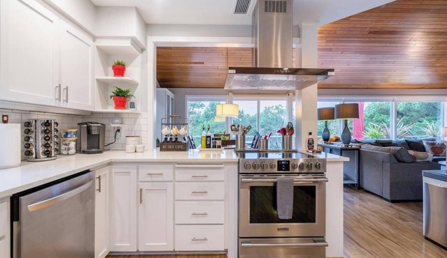 Spacious 4BD Beach House - Pet-Friendly - EVCharge