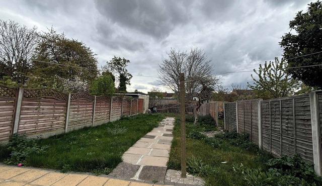 Spacious 4BD Home with Large Garden, East London