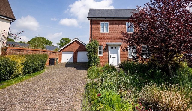 Spacious 4BD Home with Patio garden, BBQ and Parking