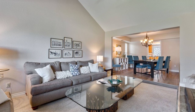 Spacious 4bd house with yard in quiet neighborhood, close to shopping & freeway