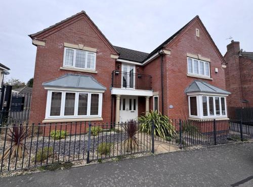 Spacious 4BD House with Character in Coventry