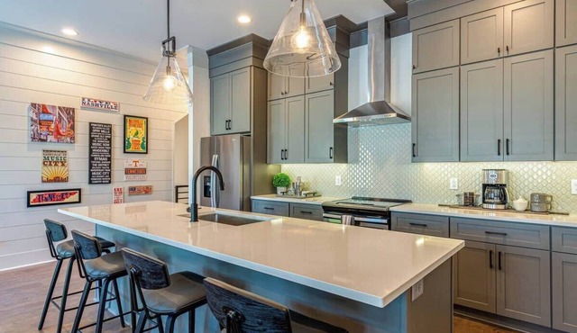 Spacious 4bd minutes from Broadway - Sleeps 12!