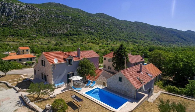 Spacious 4BD Villa for 8 with a heated pool, in a quiet countryside setting