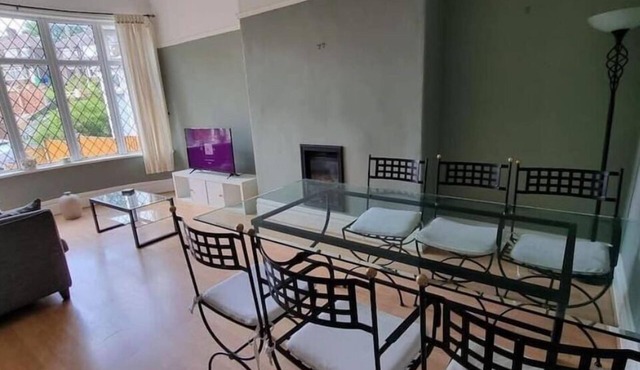 Spacious 4BD with great links to Manchester centre