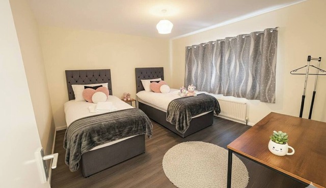 Spacious 4Bed Contractor House Free Parking