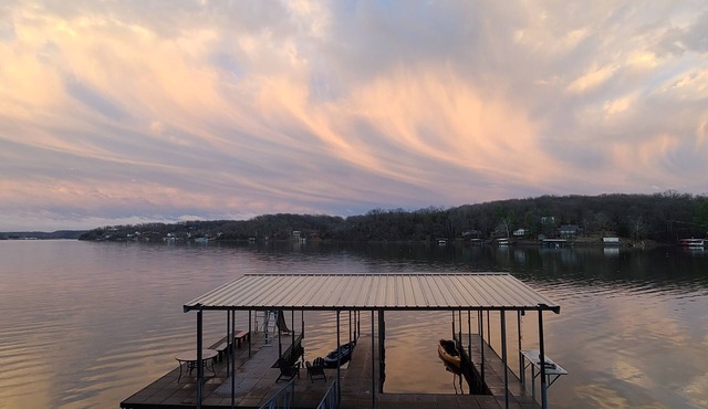 Spacious 4bed Lake house w/HotTub, game garage, AC, WiFi