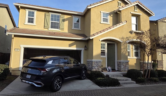 Spacious 4bedroom house in amazing Sacramento with AC,Near to airport and market