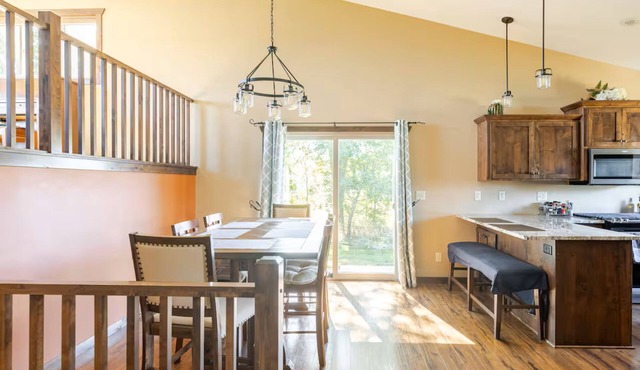 Spacious 4bedroom, Peaceful Home Near Trails & Attractions