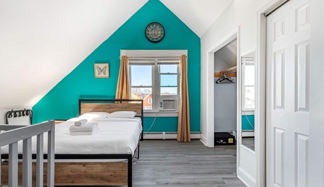 Spacious 4BR (10 Beds) | NYC Transit + Parking