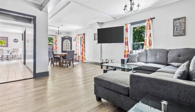 Spacious 4BR, 1BA close to the Falls