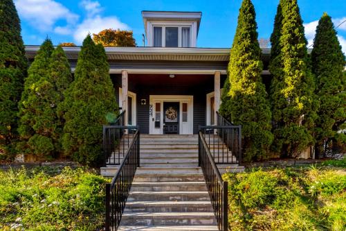 Spacious 4BR 2BA 3Parking Near DT & Parks