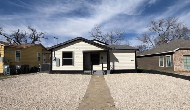 Spacious 4BR/2BA Home Minutes from Downtown Dallas/Yard/Parking available.